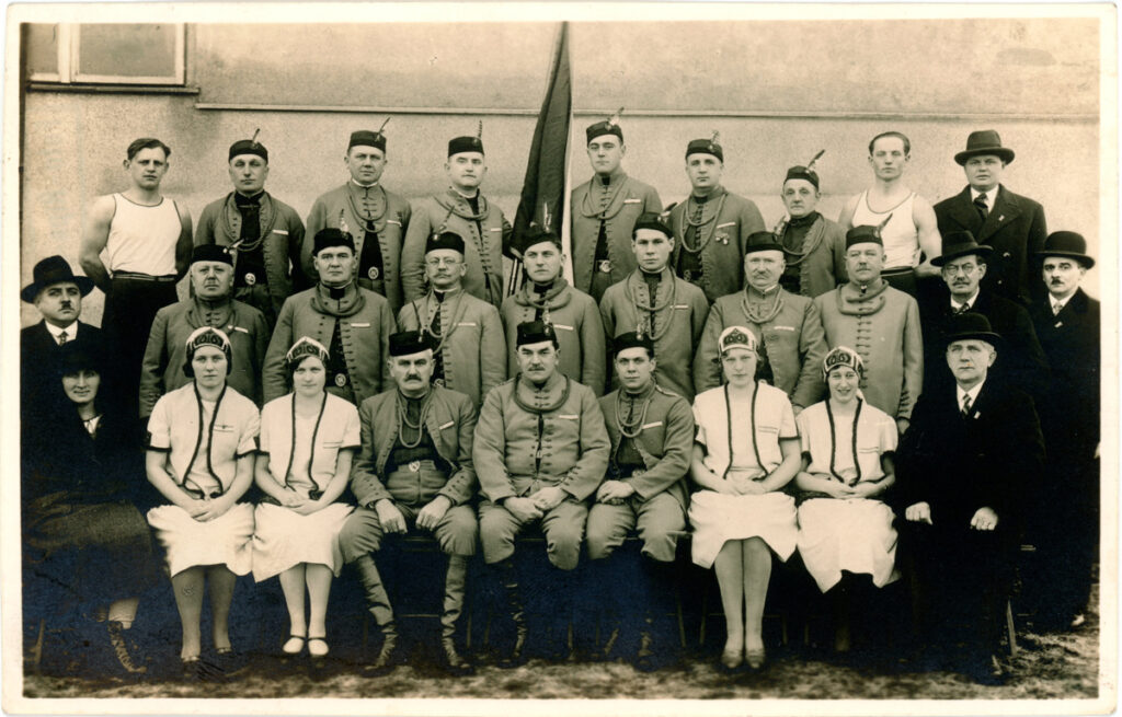 Správní výbor kuklenského Sokola v r. 1934. Přední řada od leva: A. Sochorová, soc. odbor, M. Celnerová, zapisovatelka, M. Budinská, místonáčelnice, V. Sládek, I. místostarosta, V. Čejka st., starosta, F. Chudoba, náčelník, M. Felcmanová, náčelnice, M. Kutilová, knihovnice, A. Schier. - II. řada od leva: V. Špaček, V. Kořan, E. Vetýšek st., A. Dyntar, II, místostarosta, J. Schejbal, jednatel, O. Balcar, vzdělavatel, F. Novák st., pokladník, A. Preclík, F. Řehák, hospodář, F. Dvořák. - III. řada od leva: J. Zahálka, M. Morávek, F. Kadleček, Jos. Zadrobílek, praporečník, V. Čejka ml., Frant. Rybář, A. Řešátko, Jul. Beneš, místonáčelník, Jan Šimek. (Popisek je doslovně převzatý z dobové sokolské ročenky užívající stejnou fotografii.)